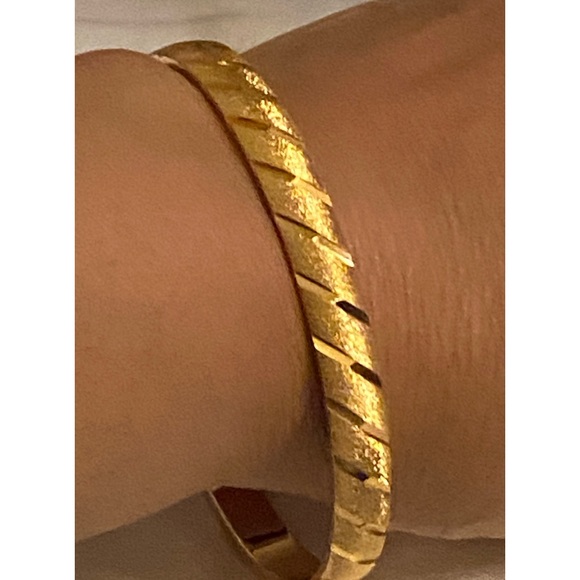 Monet bangle as good as brand new it's a vintage - Picture 3 of 8